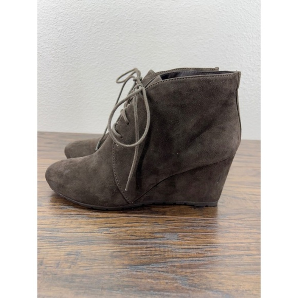 Clarks‎ Brown Suede Lace Up Women's Wedge Booties Ankle Boots Size 9.5M
